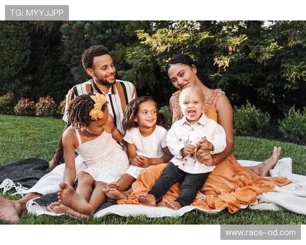 库里真是带孩子打篮球？场上冠军，家里秒变小奶爸模式！