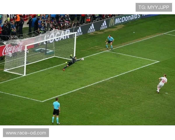 点球击中门框后球是否仍有效？规则解读与判罚逻辑分析