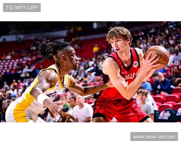 斯蒂芬·卡斯尔转型挡拆核心无球跑位提升三分效率